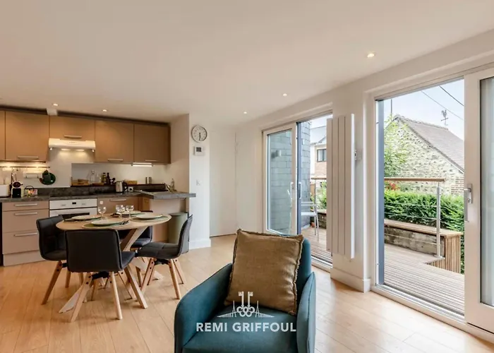 The Duplex Varin Beautiful & Garden 4 People Апартаменты *