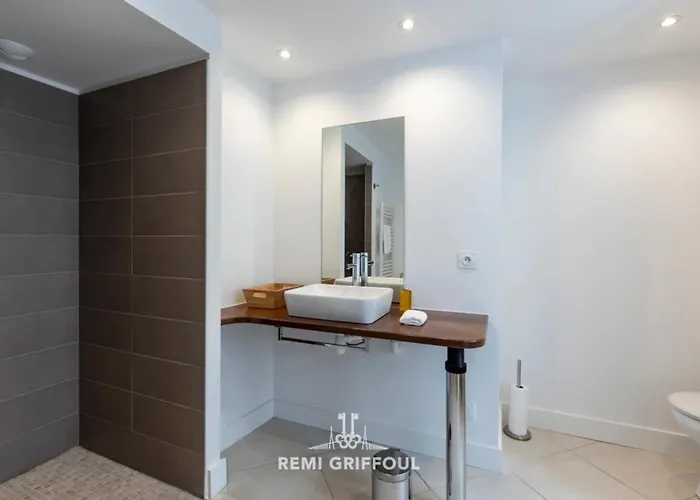 The Duplex Varin Beautiful & Garden 4 People Апартаменты